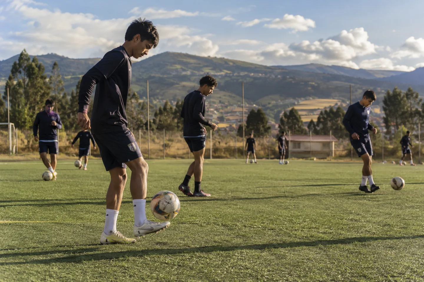 Jugadores jóvenes entrenando control de balón en Tunja